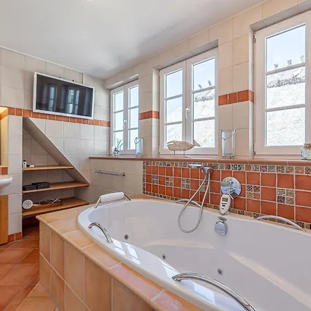 Landhausvilla Wolsroi Steinbergkirche